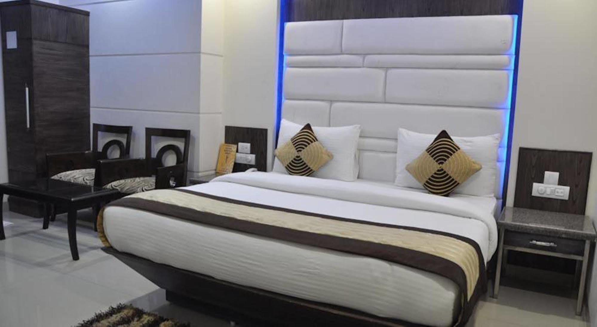 Hotel Stay Well Dx Нью-Дели Экстерьер фото