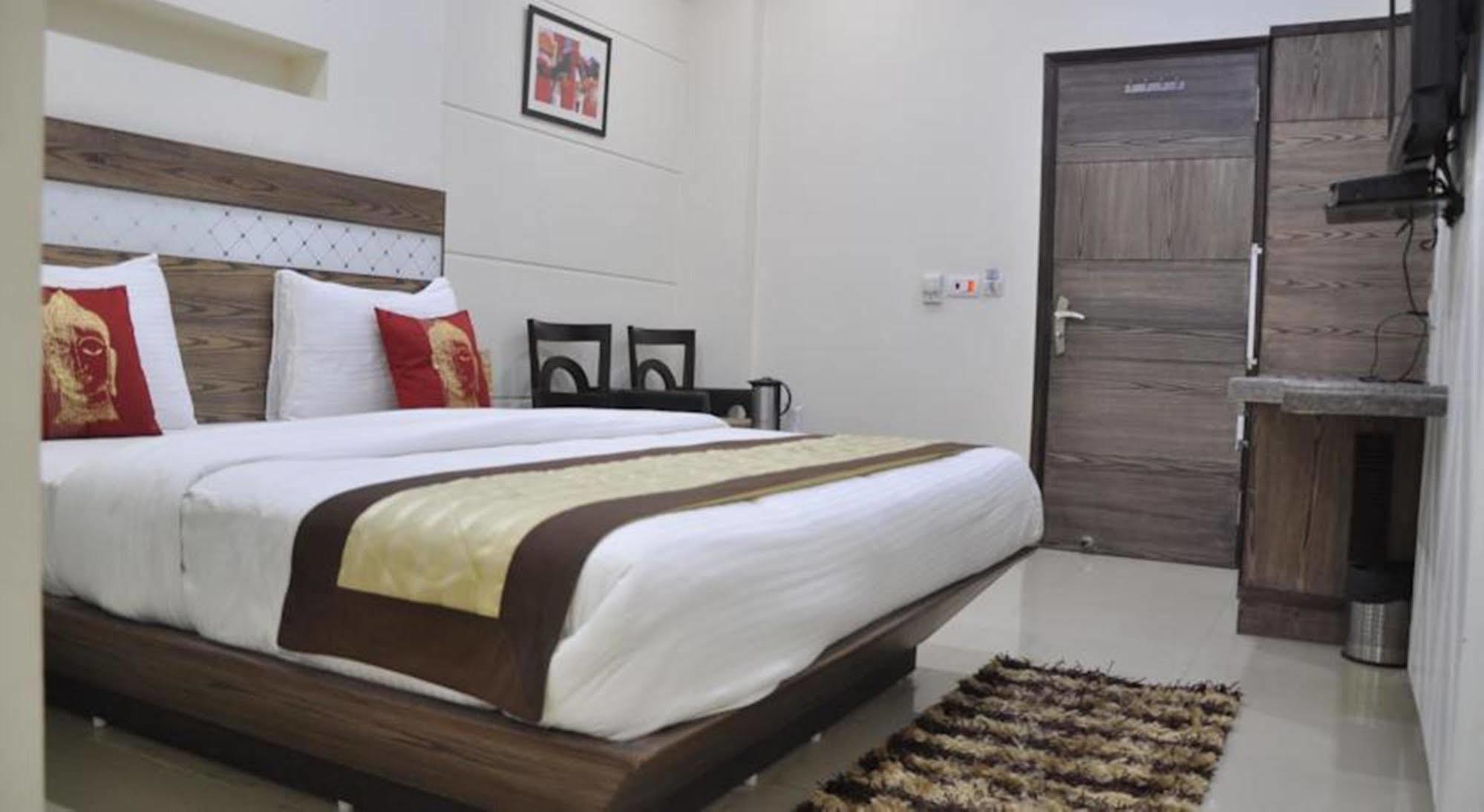 Hotel Stay Well Dx Нью-Дели Экстерьер фото