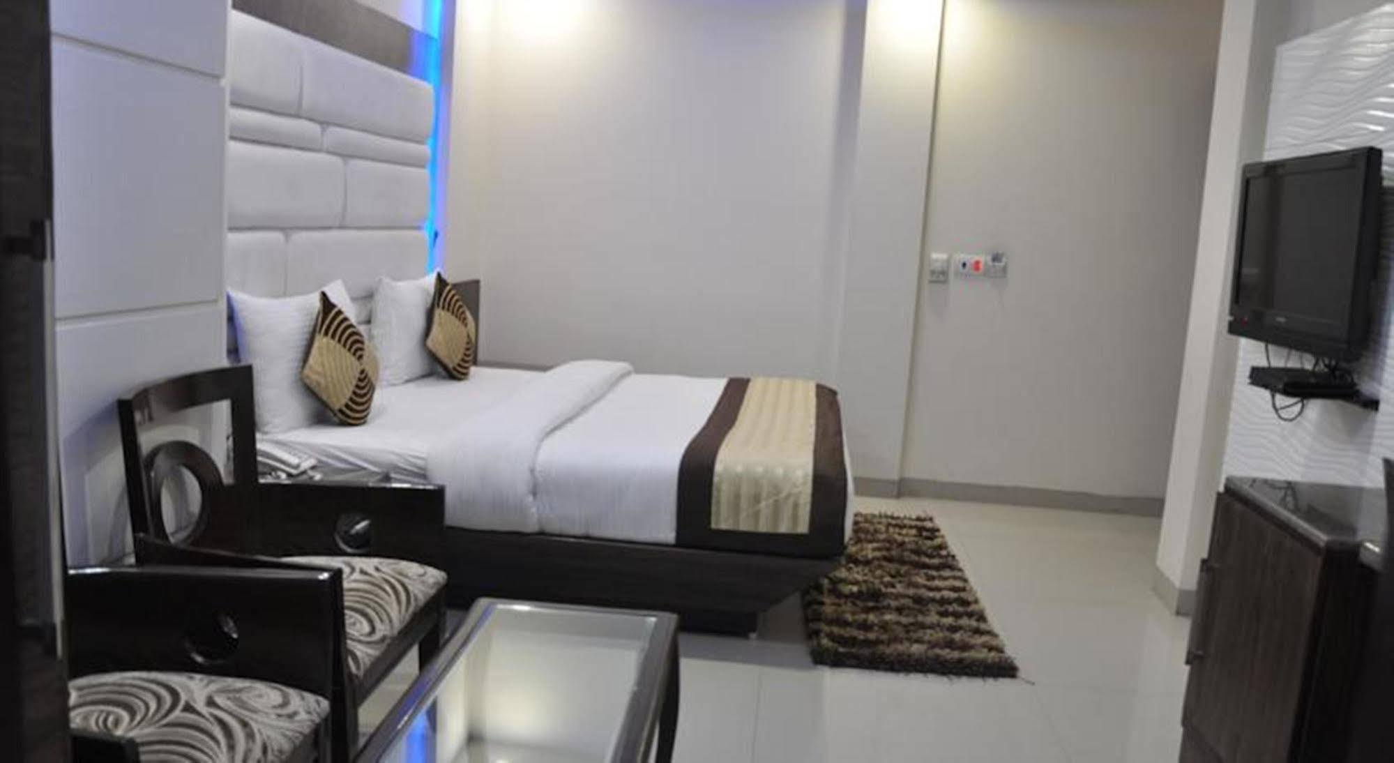 Hotel Stay Well Dx Нью-Дели Экстерьер фото