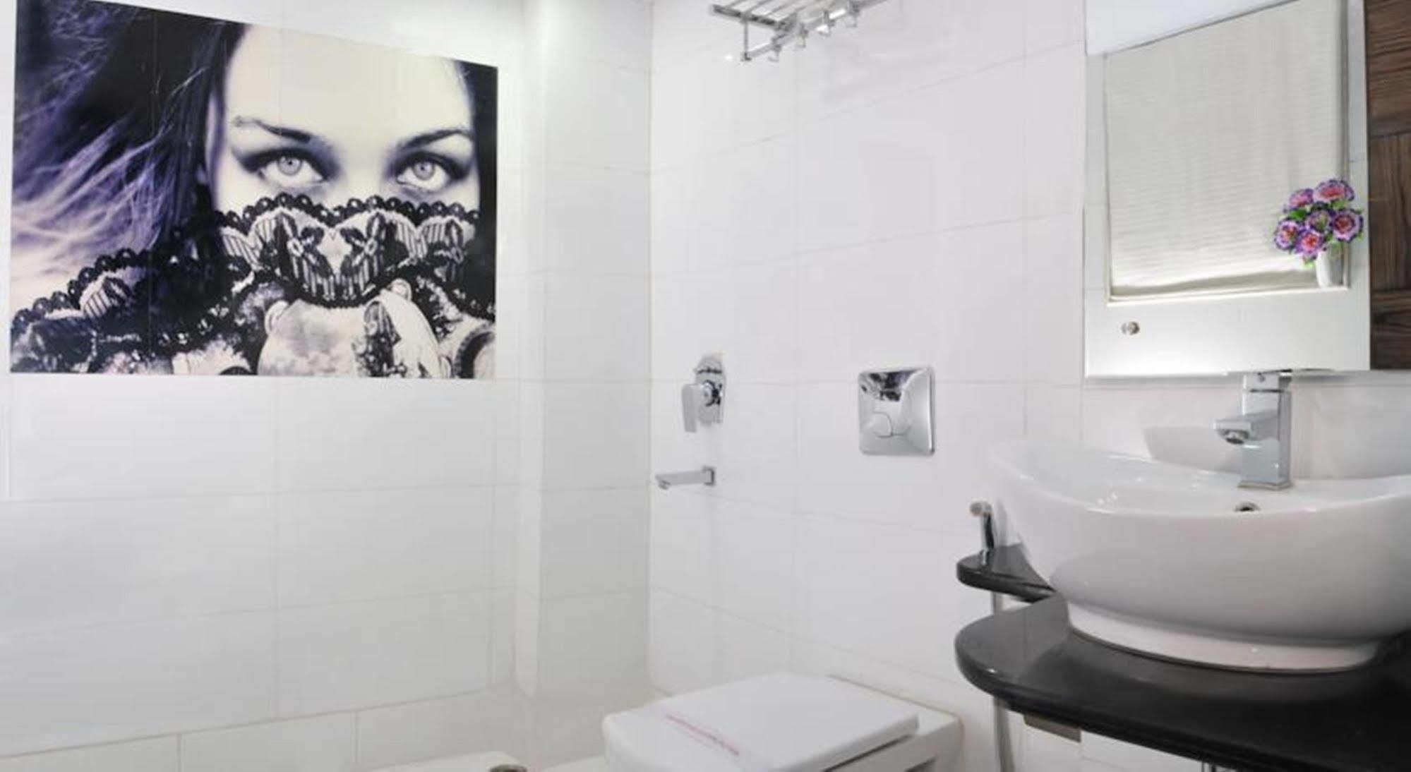 Hotel Stay Well Dx Нью-Дели Экстерьер фото