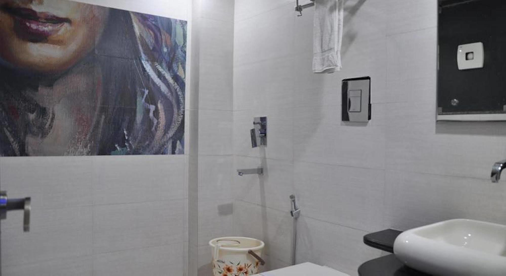 Hotel Stay Well Dx Нью-Дели Экстерьер фото