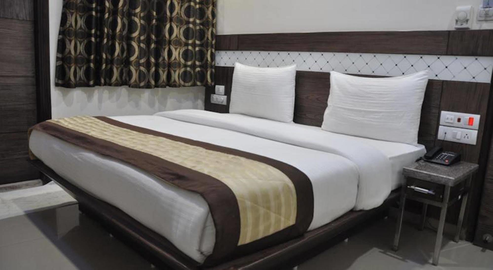 Hotel Stay Well Dx Нью-Дели Экстерьер фото